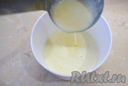 Перемешайте до однородного состояния, чтобы не оставалось комочков. Блинное тесто должно получиться достаточно жидким. Именно таким оно и должно быть, чтобы блинчики получались тоненькими.