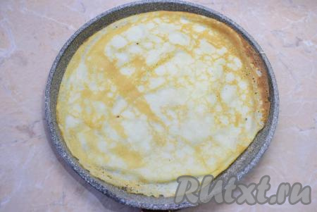 На среднем огне пеките каждый блин, примерно, по минуте с каждой стороны (до румяного, золотистого цвета).