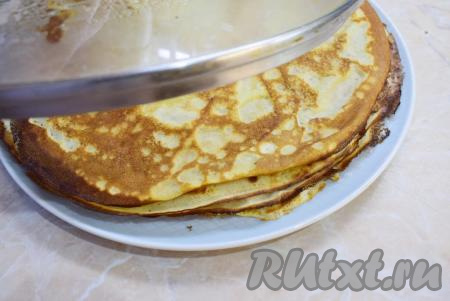 Готовые блинчики складывайте на широкую тарелку и накрывайте их крышкой, чтобы они не высыхали.