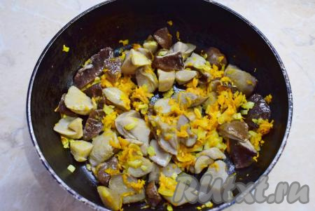 Когда морковка с луком станут достаточно мягкими, добавьте к ним отваренные лесные грибы (или промытые и нарезанные на части шампиньоны или вешенки), обжаривайте минут 5-7. Периодически помешивайте, чтобы грибы с овощами не подгорели.