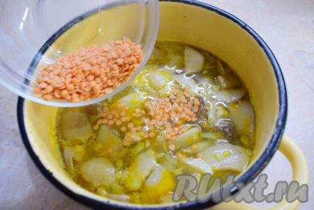 Сразу же добавьте в суп и красную чечевицу, соль и специи по вкусу, дайте закипеть, уменьшите огонь и проварите минут 15-20 (чечевица должна стать мягкой).