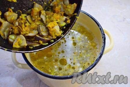 Когда картошка проварится минут 10, добавьте в кастрюлю грибы, обжаренные с овощами.