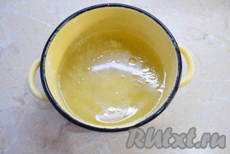 Для приготовления грибного супа с чечевицей можно использовать обычную воду или мясной, или овощной бульон. В этот раз я варила суп на курином бульоне. У меня такой бульон остаётся тогда, когда я варю курочку для салата. Бульон (или воду) влейте в кастрюлю, поставьте на огонь и дождитесь закипания.