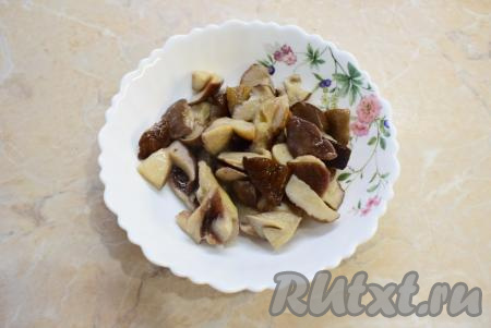 Грибы можно использовать любые (это могут быть шампиньоны, лесные грибы или вешенки). Если будете варить суп с лесными грибами, то их необходимо очистить, промыть, разрезать на несколько частей (если грибочки крупные), а затем проварить в кипящей воде минут 25-30, затем откинуть их на дуршлаг, чтобы слить лишнюю воду. Шампиньоны (или вешенки) предварительно отваривать не нужно, просто промойте их и нарежьте на части (мелко резать не нужно).