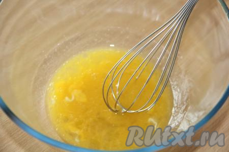 С помощью венчика перемешать яйца.