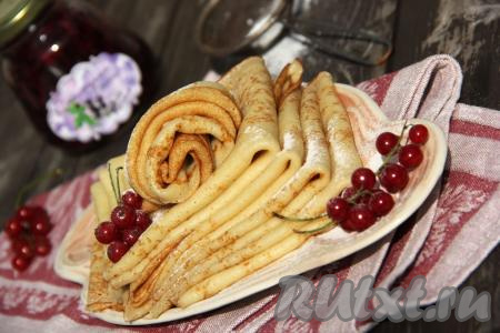 Вот такими красивыми и аппетитными получились блины на молоке, заваренные кипятком. Подать эти вкусные блинчики можно с мёдом, сгущёнкой, вареньем или сметанкой. А благодаря тому что блины очень эластичные, в них можно завернуть различные начинки.