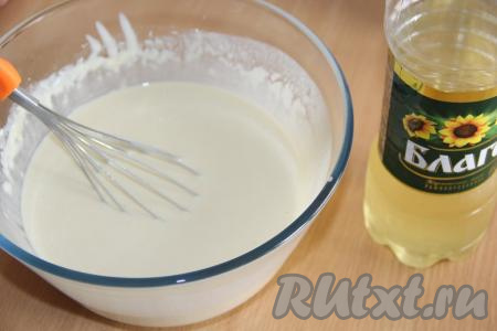 Тесто получится не густым, однородным. Влить растительное масло и перемешать. Оставить блинное тесто на 10 минут отдохнуть.