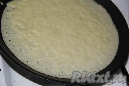 Выпекать заварные блины на раскалённой сковороде. Так как масло мы добавили в блинное тесто, то&nbsp;смазывать&nbsp;сковороду маслом можно только перед выпечкой первого&nbsp;блина. На раскалённую сковороду налить часть блинного теста, равномерно распределить его по дну сковородки. Огонь сделать средним.