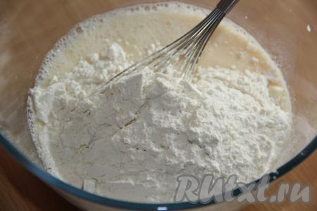 Всыпать муку.