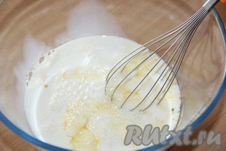 Затем влить молоко и ещё раз хорошо перемешать венчиком.