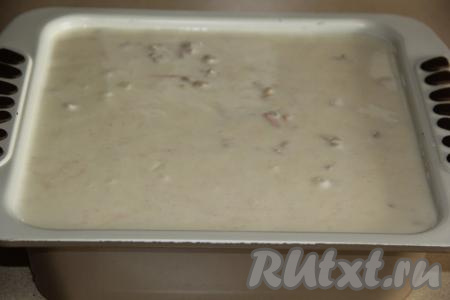 Залить ленивую лазанью приготовленным соусом.