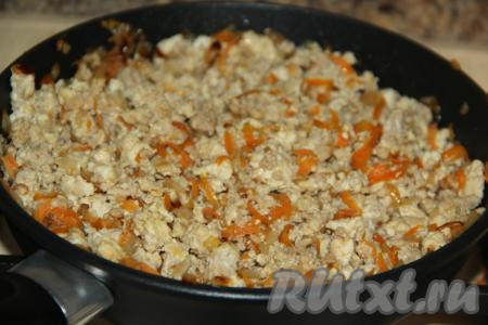 Обжарить фарш с морковкой и луком в течение 15 минут на среднем огне, время от времени перемешивая и разбивая комочки мяса.