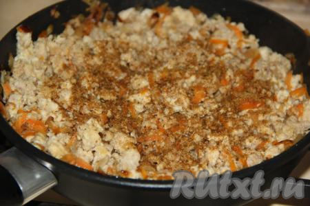 Затем посолить, добавить специи, перемешать и снять обжаренный фарш с огня.