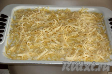 Сыр натереть на тёрке и выложить поверх соуса.