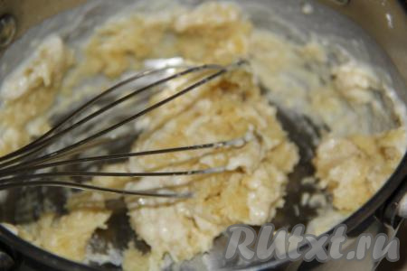 Быстро и тщательно перемешать муку с маслом, как бы заваривая муку.