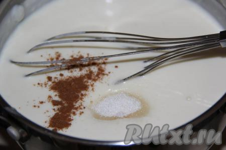 На медленном огне довести соус до кипения.&nbsp;Соус получится средней густоты, без комочков, добавить в него 1/2 чайной ложки&nbsp;соли, пару щепоток специй и 1/2 чайной ложки&nbsp;сахара. Перемешать и снять соус с огня.