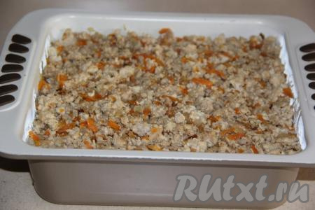 Затем выложить ровным слоем часть обжаренного фарша. Продолжать выкладывать ленивую лазанью слоями, чередуя макароны и фарш. У меня получилось по три слоя макарон и фарша.&nbsp;Верхним должен быть слой из фарша.