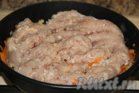 В сковороду с обжаренными овощами выложить мясной фарш.