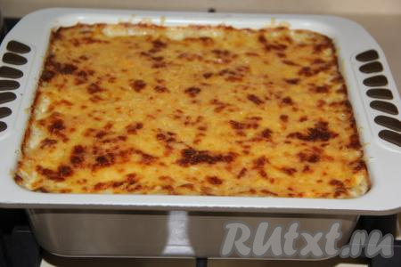 Запекать ленивую лазанью в разогретой духовке при температуре 200 градусов, примерно, 35 минут. Верх лазаньи должен покрыться красивой корочкой.