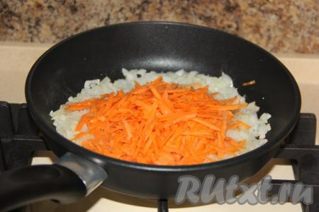 Морковь почистить и натереть на тёрке. Добавить морковь в сковороду и обжарить с луком в течение 5 минут, не забывая перемешивать овощи.
