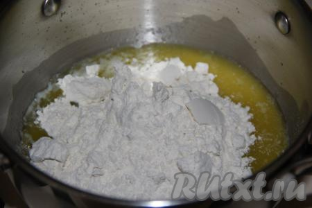 В горячее растопленное масло всыпать муку.