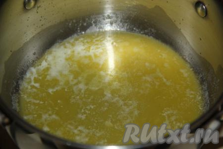 Для приготовления соуса в сотейнике (или в кастрюле с толстым дном, или на сковороде) растопить сливочное масло на среднем огне, уменьшить огонь.