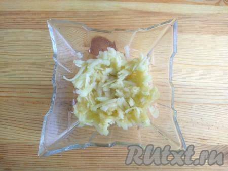 Натереть яблоки на крупной тёрке, выложить ровным слоем в глубокий салатник (или в формовочное кольцо).