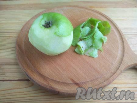 Яблоки промыть в проточной воде, очистить от кожуры и сердцевины.