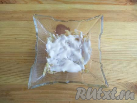 Смазать яблочный слой 1-1,5 столовыми ложками майонеза.