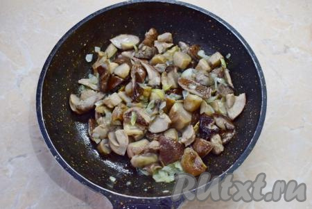 Достаньте слоёное тесто из морозильной камеры и дайте ему разморозиться при комнатной температуре. А пока тесто размораживается,&nbsp;можно заняться приготовлением грибной начинки. Если будете готовить с шампиньонами, то их не надо отваривать, просто промойте и нарежьте на пластины. Лесные грибы переберите, промойте и отварите в&nbsp;кипящей воде в течение 25-30 минут, затем горячую воду слейте, грибочки промойте, откиньте на дуршлаг, чтобы стекла вода, и нарежьте на кусочки. Лук очистите и мелко нарежьте. Разогрейте сковороду, налейте на неё растительное масло и выложите мелко нарезанный лук, обжарьте его в течение минут 5, а затем добавьте нарезанные отваренные лесные грибы (или свежие нарезанные шампиньоны), обжаривайте минут 5-7, чтобы испарилась вся влага, которая будет выделяться из грибочков. Грибы немного подсолите. Снимите с огня и дайте грибной начинке остыть.