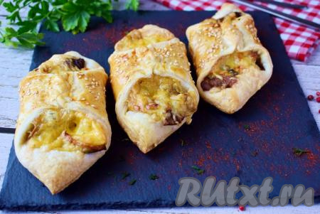 Готовые слойки станут аппетитного румяного цвета. Извлеките их из духовки и подавайте к столу. Слойки с грибами и сыром очень вкусны и в горячем, и в холодном виде.