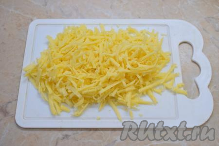 Сыр натрите на крупной тёрке.
