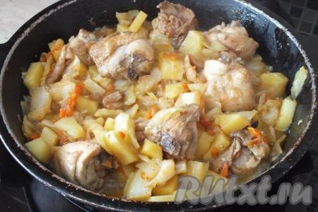 По истечении времени проверьте готовность курицы (проткните ножом кусочек курочки, если выделяется прозрачный сок, значит мясо готово). Если курочка готова, снимите блюдо с огня (если мясо не готово, потушите ещё несколько минут) и подавайте к столу.