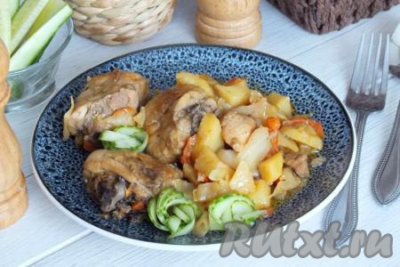 Ароматное, сочное рагу, приготовленное из курицы с капустой и картошкой, станет полноценным обедом или ужином. К столу подаём в горячем виде, дополнив свежими или маринованными овощами. Это блюдо и насытит, и порадует прекрасным вкусом, поэтому возьмите на заметку этот отличный рецепт!