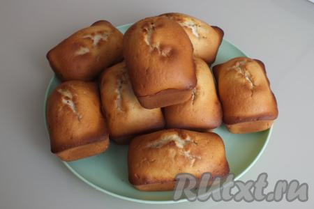 Дайте немного остыть в формочках, а затем переложите на тарелку. Кексы можно подавать чуть тёплыми или же полностью охлаждёнными.