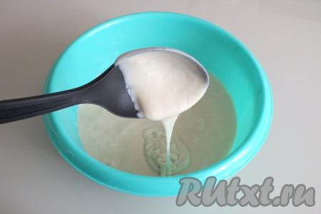 Взбейте тесто миксером до однородного состояния. Тесто должно получиться в меру густым, медленно стекающим с ложки, оно будет чуть гуще блинного теста.