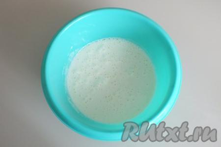 Добавьте к яичной массе растительное масло, сыворотку, ещё раз взбейте миксером.