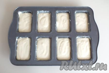 Возьмите формы для выпечки кексов. Это могут быть железные формочки, тогда их необходимо смазать сливочным маслом. Или же силиконовые, их смазывать не нужно. Разложите тесто по формочкам, заполняя их на 2/3 от общего объёма. Поставьте формочки с тестом в разогретую до 180 градусов духовку и выпекайте кексы, замешанные на сыворотке, в течение 25 минут. Учитывайте особенности своей духовки.