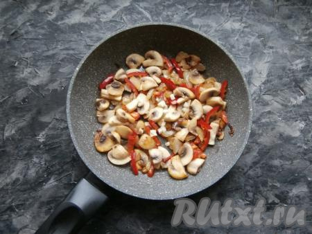 Также добавить мелко нарезанный чеснок, перемешать и обжаривать на небольшом огне ещё 3-4 минуты.