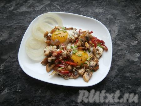 Выложить готовое блюдо на тарелку, посыпать измельчённым зелёным луком.