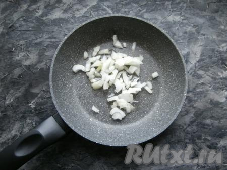 Очистить луковицу и чеснок, из болгарского перца удалить семена. Шампиньоны вымыть и обсушить. Лук нарезать небольшими кусочками и выложить в разогретую с растительным маслом сковороду.