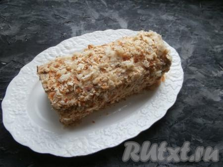 По прошествии времени тортик развернуть, плёнку удалить, обсыпать его полностью подготовленной крошкой. Неровные края торта можно аккуратно отрезать.