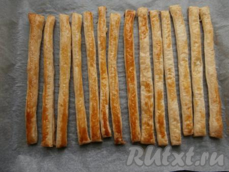 Испечь полосы, предварительно смазав их желтком (это необязательно) в разогретой до 180-190 градусов духовке до румяности. На это понадобится около 15-20 минут.