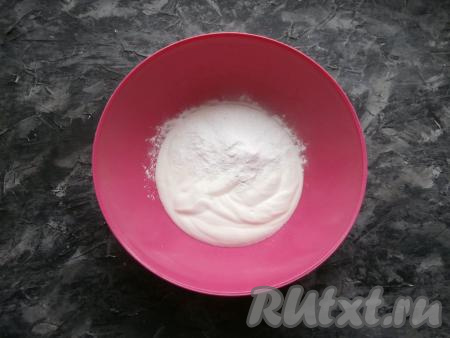 Полосы остудить. Приготовить крем: в сметану добавить загуститель.