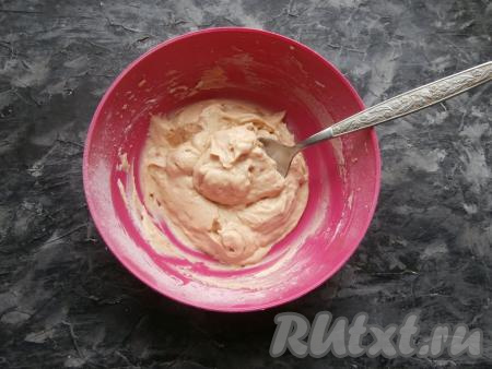На низкой скорости миксера&nbsp;перемешать крем.