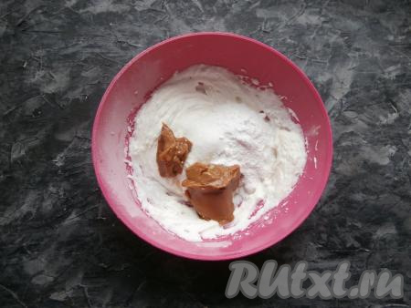 Взбить сметану миксером в течение 2-3 минут, пока она не станет достаточно густой, добавить варёное сгущённое молоко, ванильный сахар и сахарную пудру.