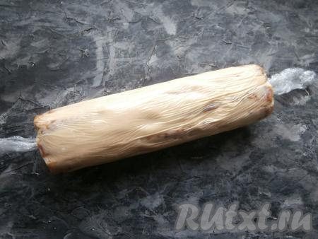 Далее&nbsp;тортик в виде полена плотно завернуть в пищевую плёнку, края которой закрутить (или перевязать). Отправить торт в холодильник часов на 6-7.