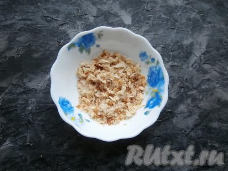 Оставленные&nbsp;2 полосы&nbsp;теста растереть в крошку.