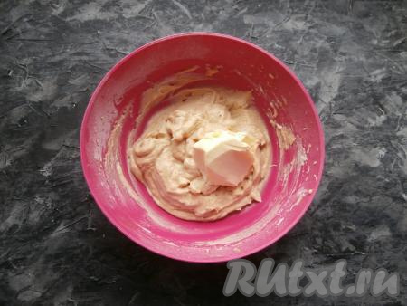 Далее добавить предварительно размягчённое в течение 1 часа при комнатной температуре сливочное масло и вмешать его миксером в крем.