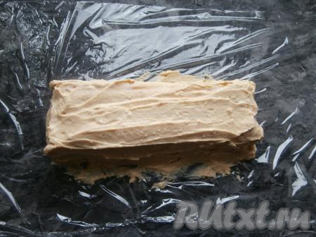 И верх, и все бока (края) тортика также&nbsp;хорошенько смазать кремом.